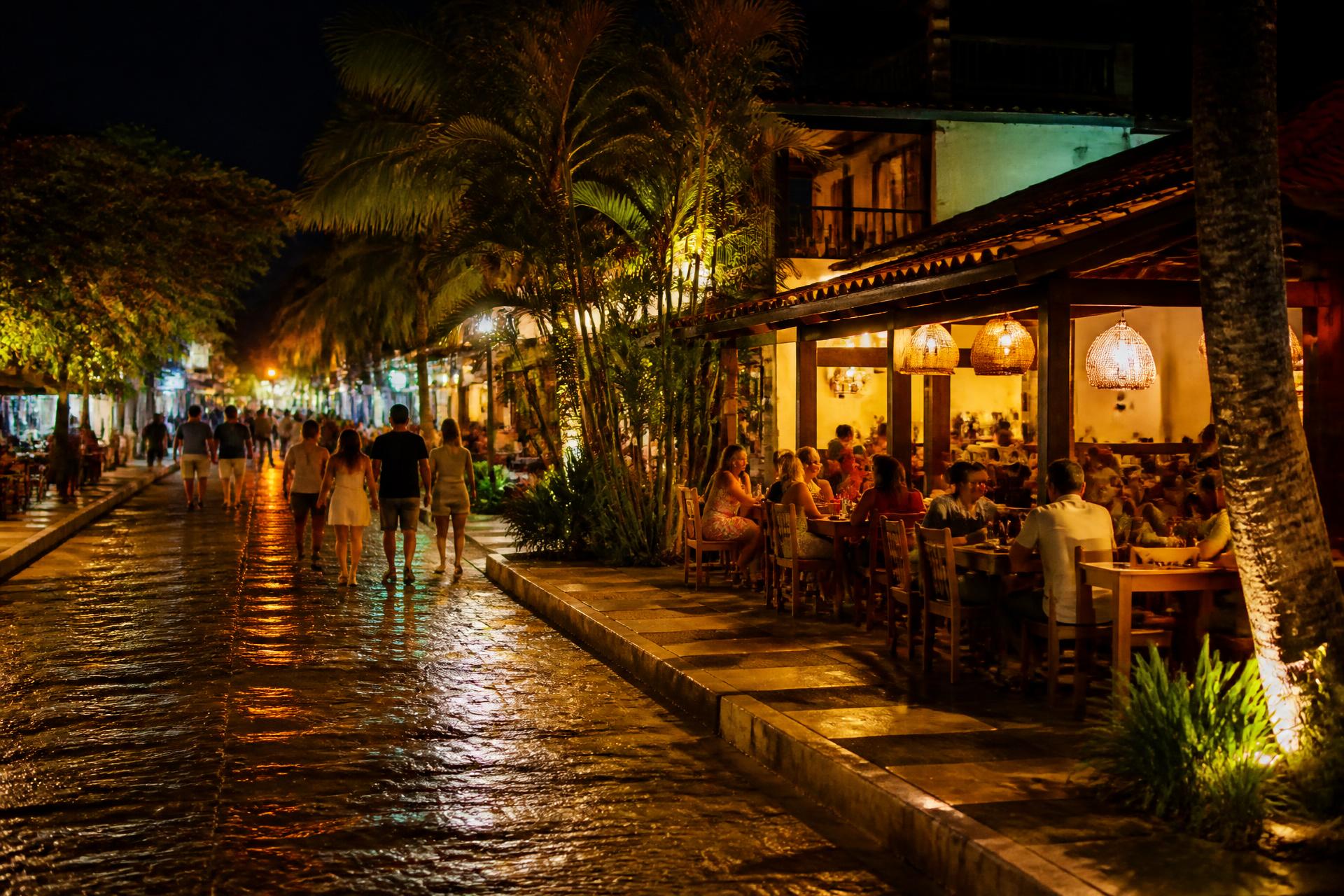 Rua das Pedras en Búzios de noche