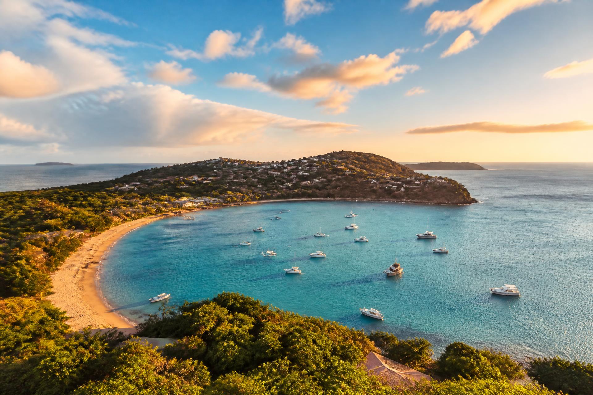 Vista aérea de la costa de Búzios con mar turquesa y barcos